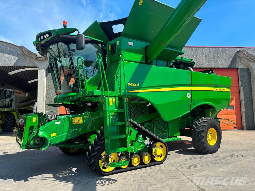 John Deere S 690 i Ražas novākšanas kombaini