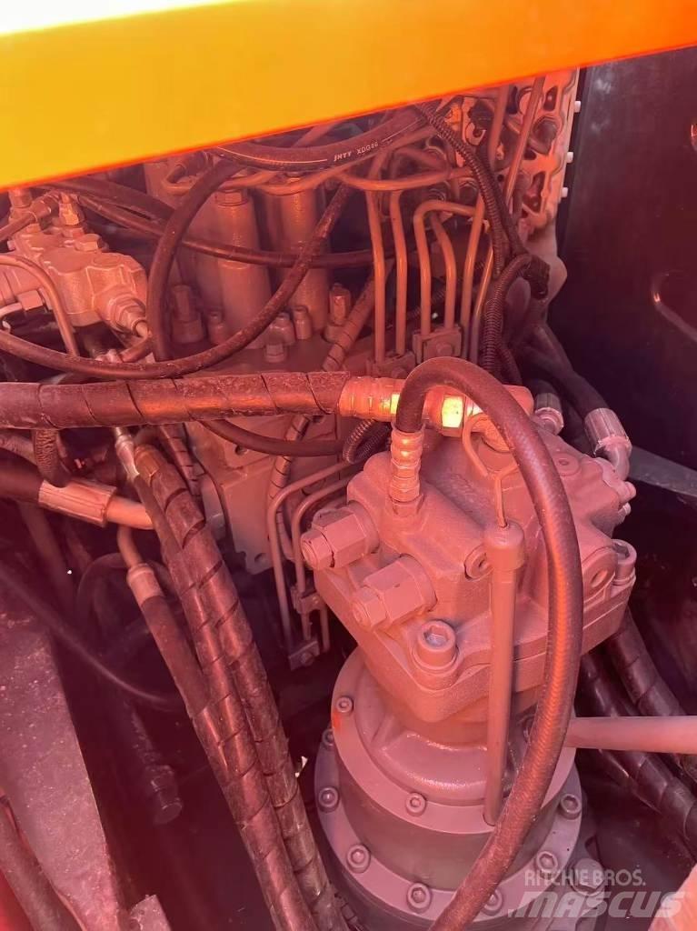 Hitachi 120 Kāpurķēžu ekskavatori
