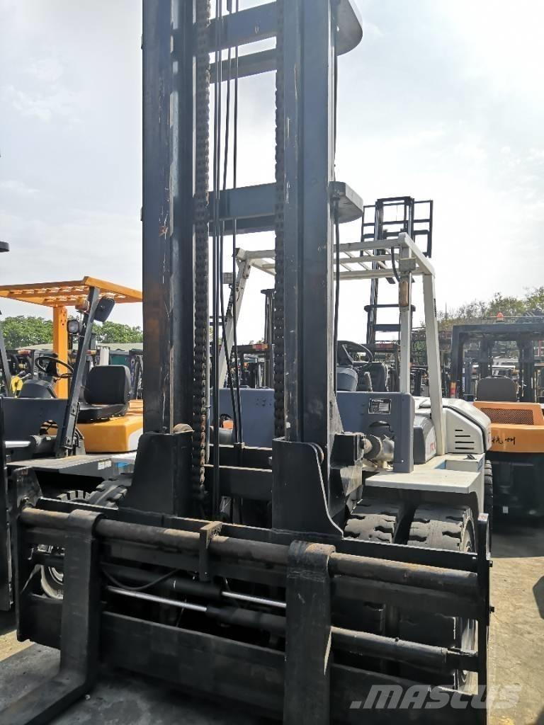 TCM 10 TON Tehnika ar dīzeļa dzinēju