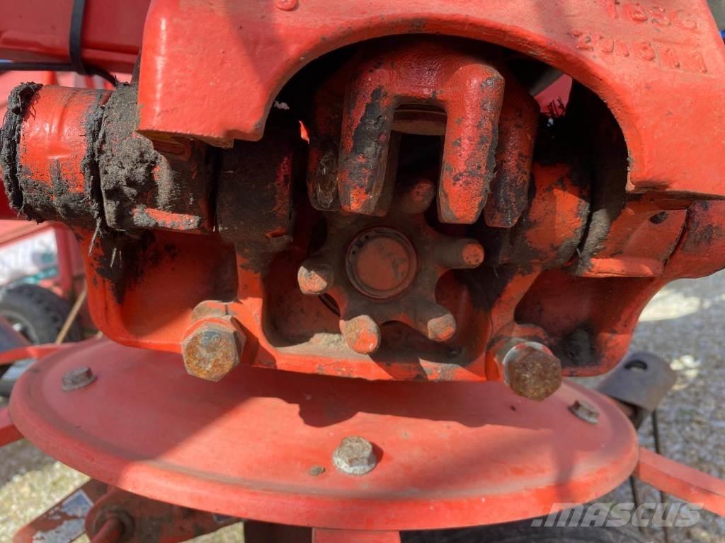 Kuhn GF8702 Grābekļi un siena ārdītāji