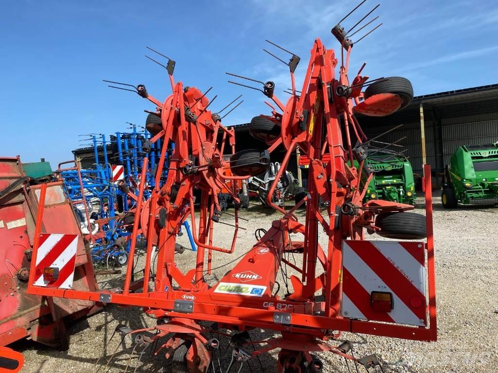 Kuhn GF8702 Grābekļi un siena ārdītāji