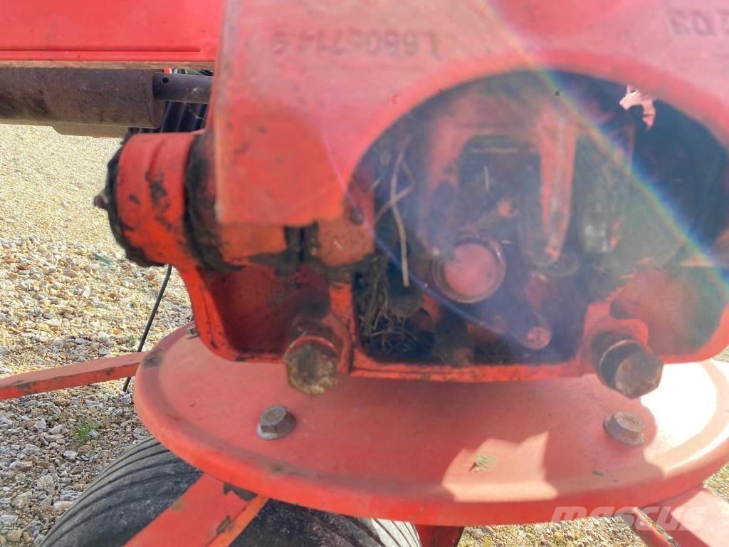 Kuhn GF8702 Grābekļi un siena ārdītāji