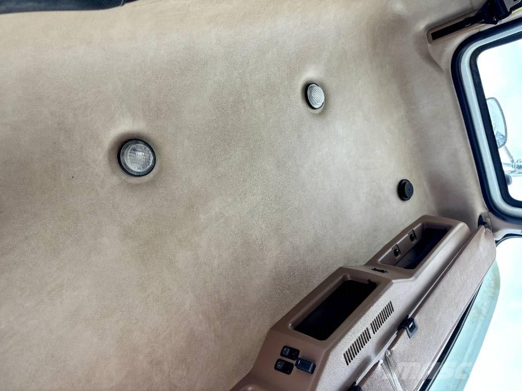 Mack GU713 Evakuators ar manipulatoru