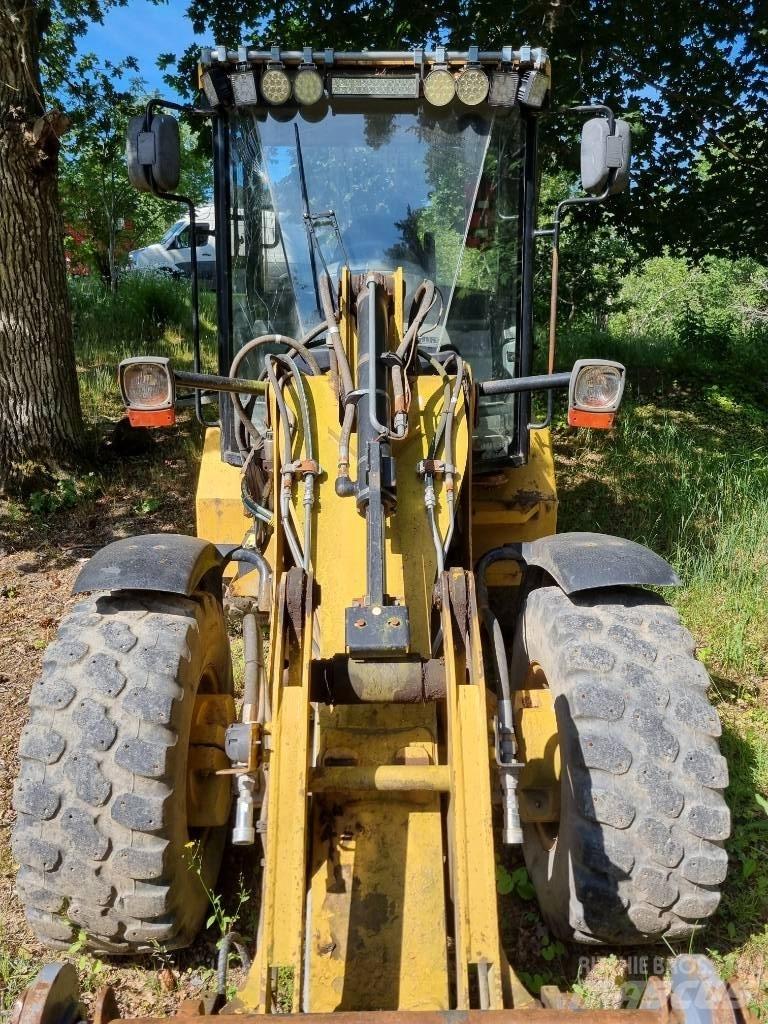 CAT 906 Iekrāvēji uz riteņiem