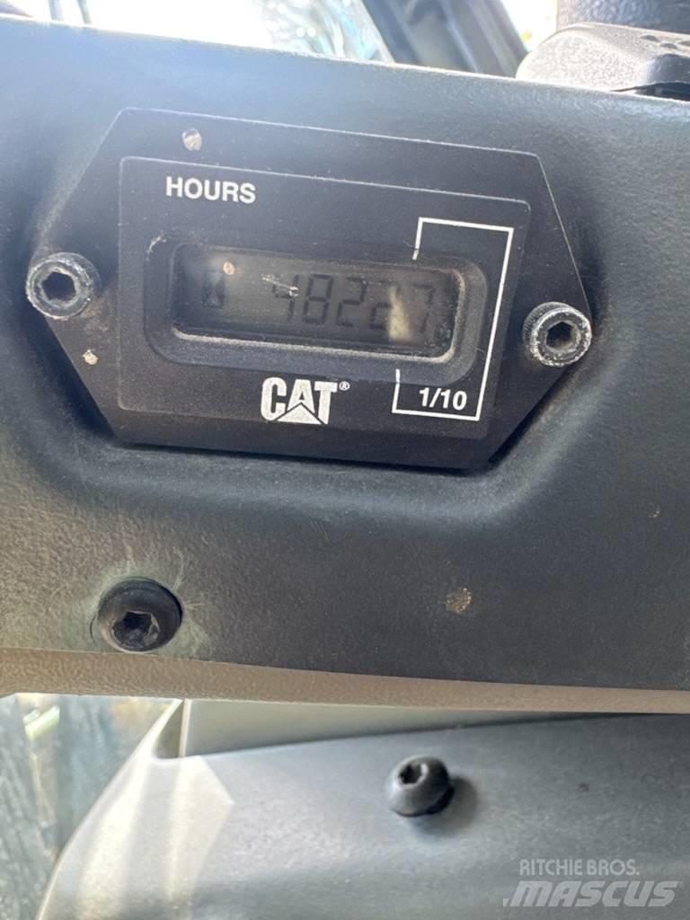 CAT 906 Iekrāvēji uz riteņiem