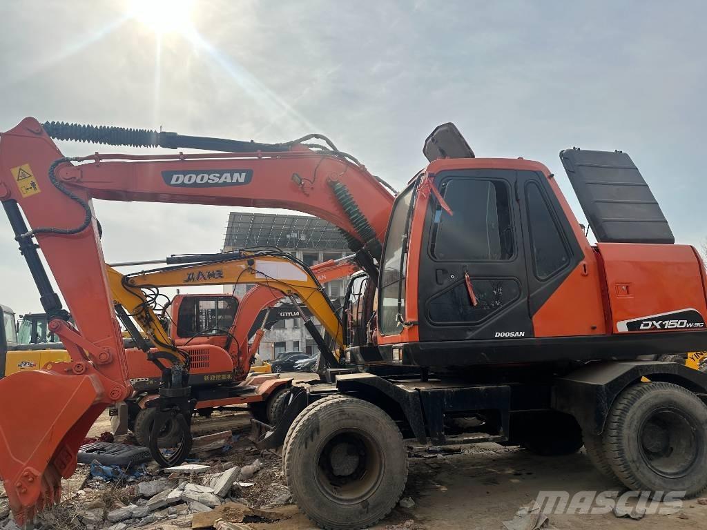 Doosan 150 W-7 Ekskavatori uz riteņiem
