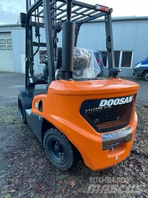 Doosan D30NXS Tehnika ar dīzeļa dzinēju