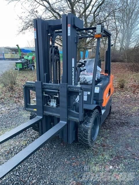 Doosan D30NXS Tehnika ar dīzeļa dzinēju