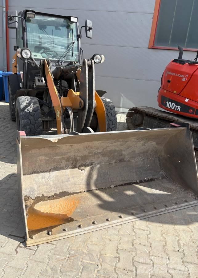 CASE 121F Iekrāvēji uz riteņiem