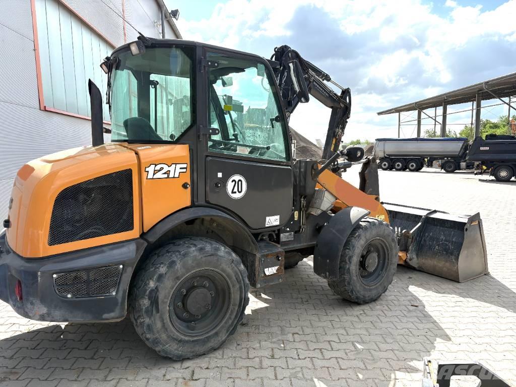 CASE 121F Iekrāvēji uz riteņiem