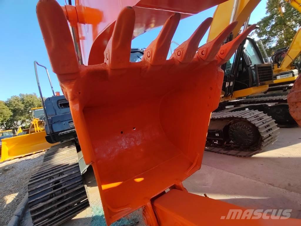 Hitachi ZX 200 Kāpurķēžu ekskavatori