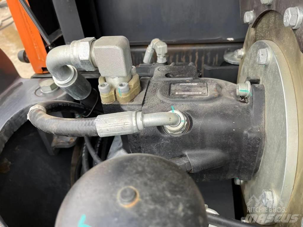 Doosan DX 140 LC Kāpurķēžu ekskavatori