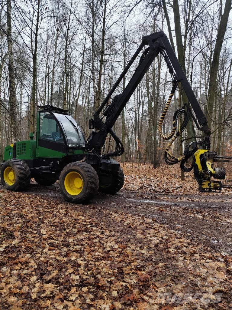 John Deere 770 Harvesteri