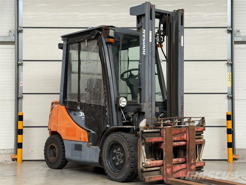 Doosan D30S-5 Tehnika ar dīzeļa dzinēju