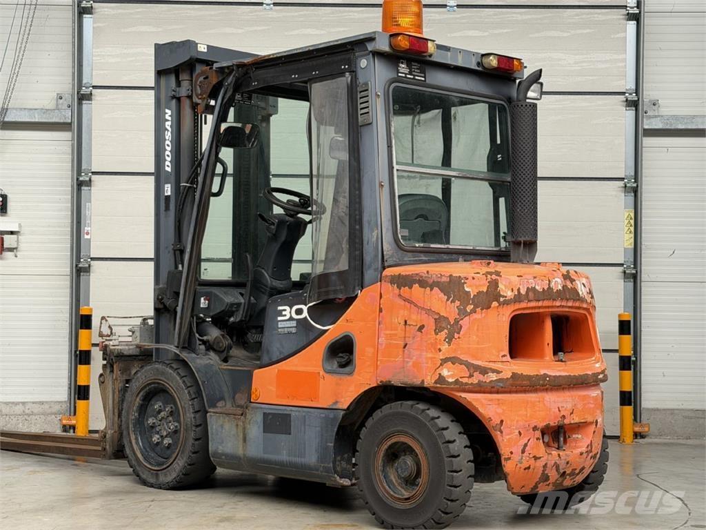 Doosan D30S-5 Tehnika ar dīzeļa dzinēju