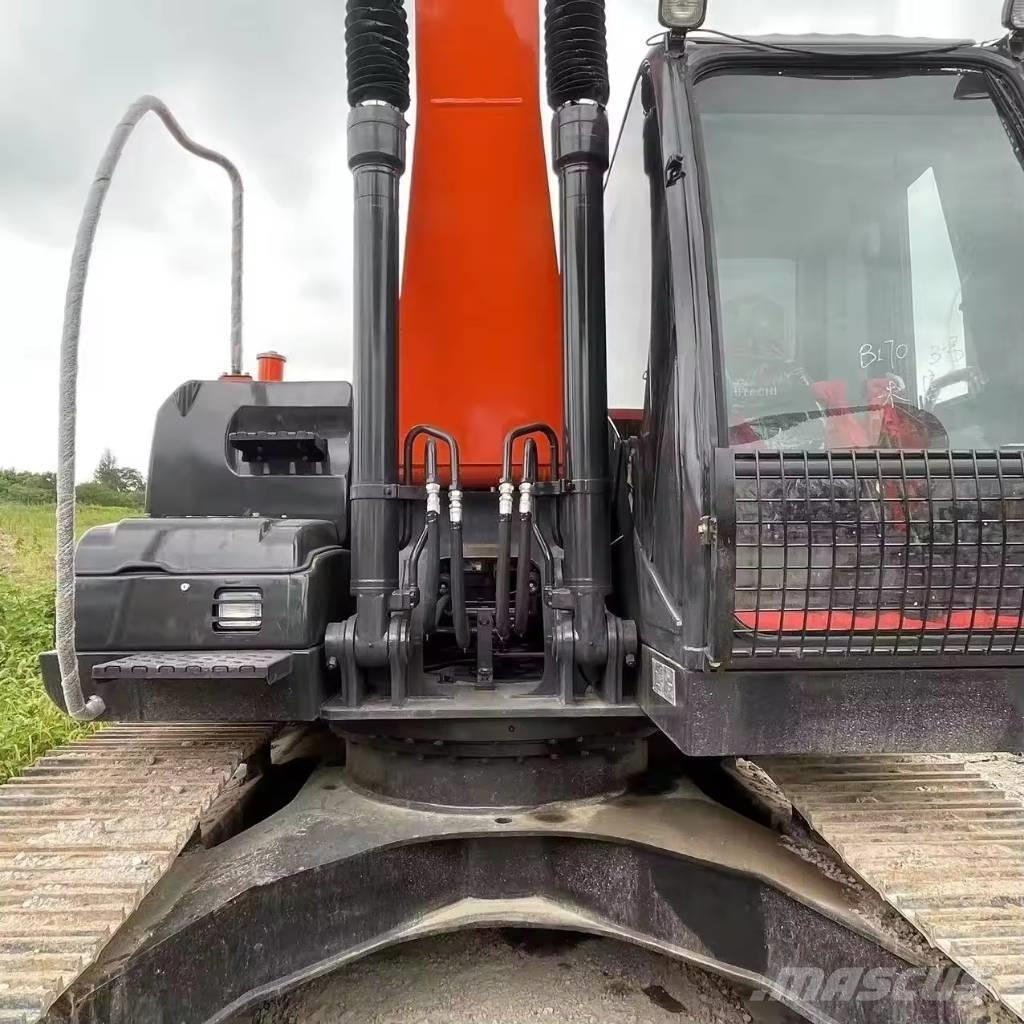 Hitachi ZX 200 Kāpurķēžu ekskavatori
