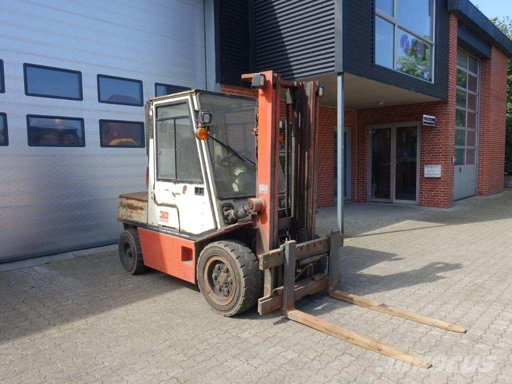 Nissan EGH02 A 30 U Tehnika ar dīzeļa dzinēju
