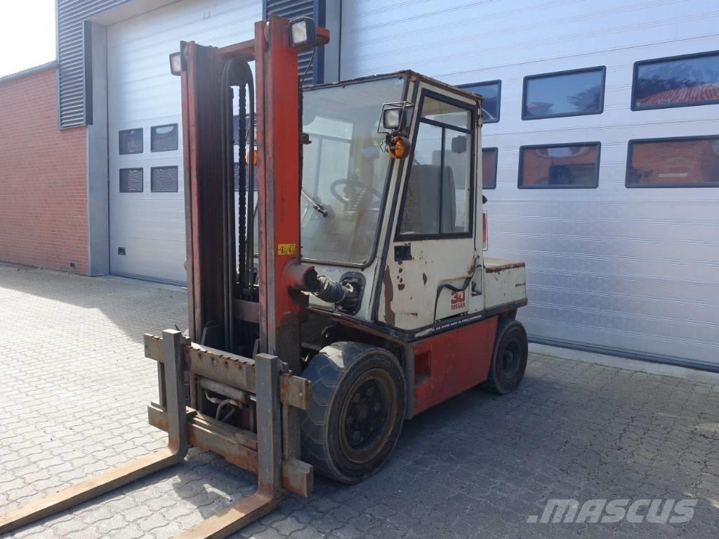 Nissan EGH02 A 30 U Tehnika ar dīzeļa dzinēju