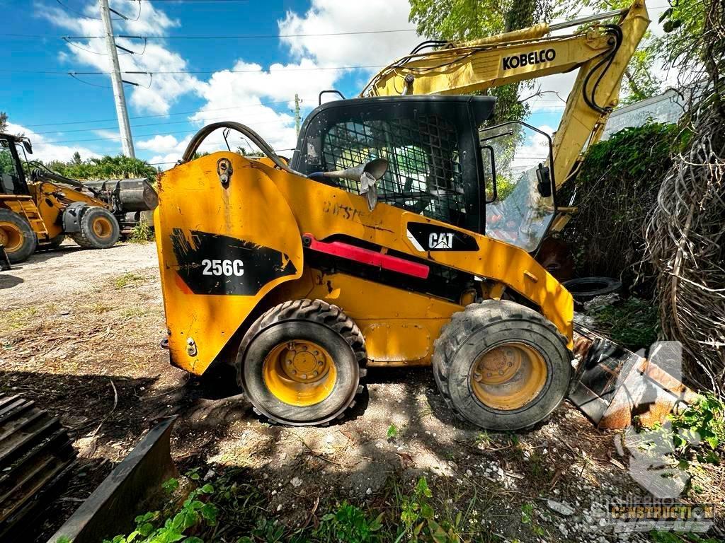 CAT 256 C Lietoti riteņu kompaktiekrāvēji