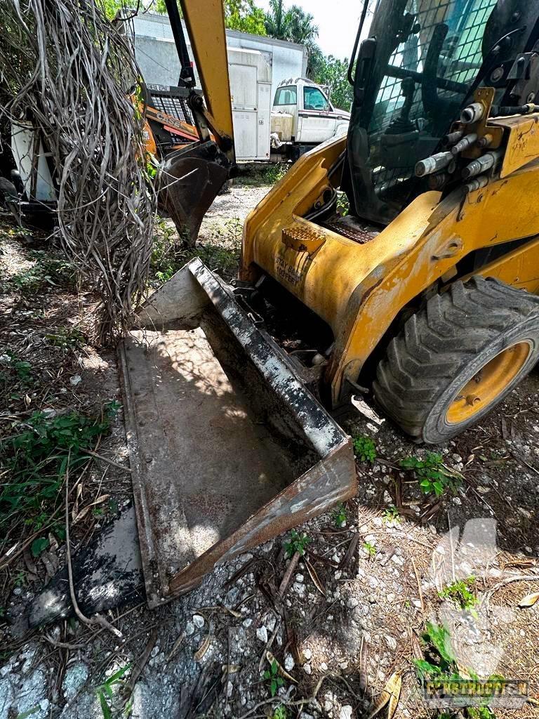 CAT 256 C Lietoti riteņu kompaktiekrāvēji