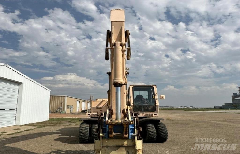 John Deere 595 Ekskavatori uz riteņiem