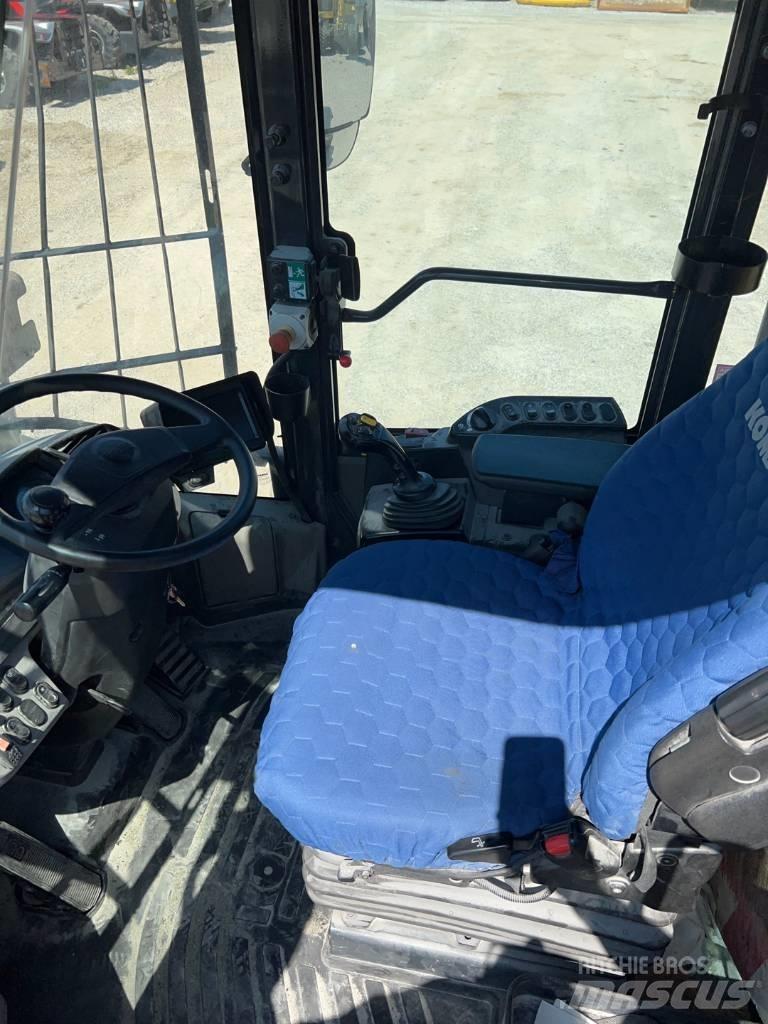 Komatsu WA 270-8 Iekrāvēji uz riteņiem