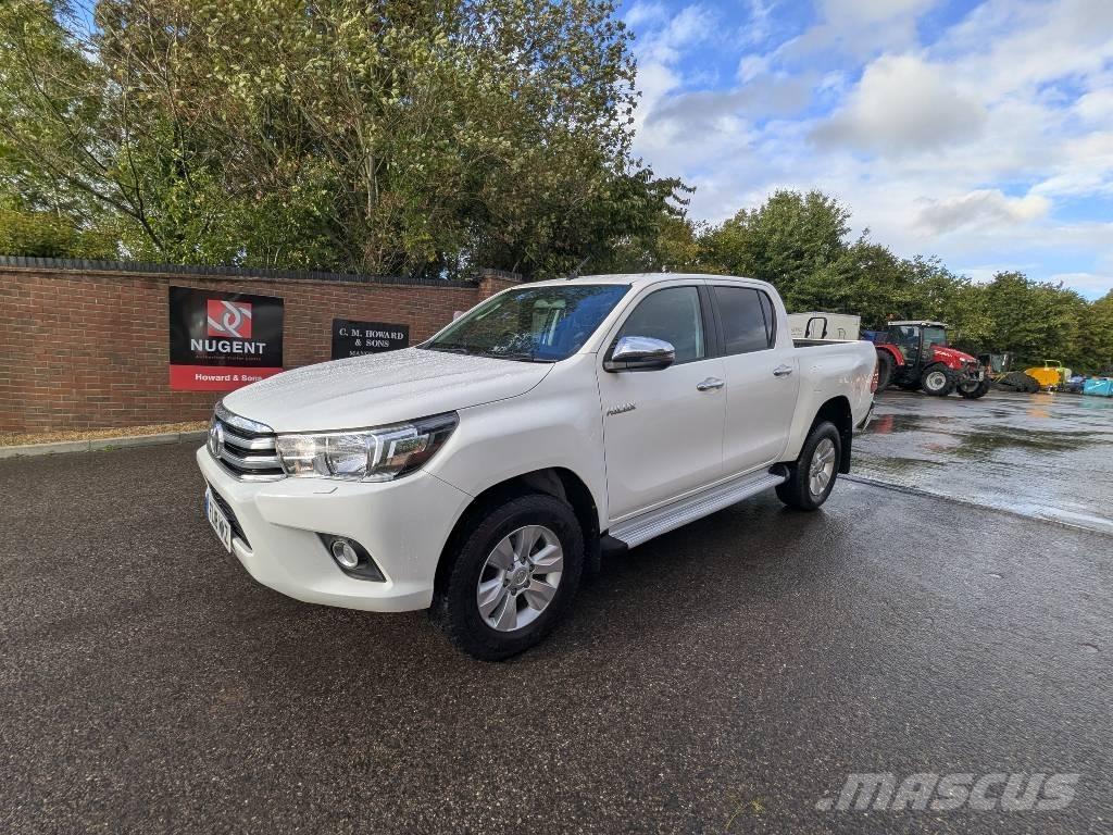 Toyota Hilux Vieglais kravas automobilis/izkraušana no sāniem