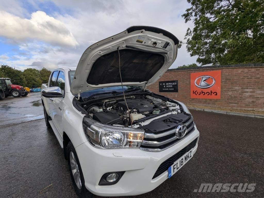 Toyota Hilux Vieglais kravas automobilis/izkraušana no sāniem