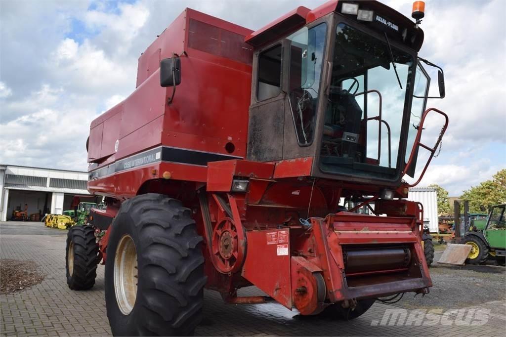 Case IH 1680 Axial Ražas novākšanas kombaini