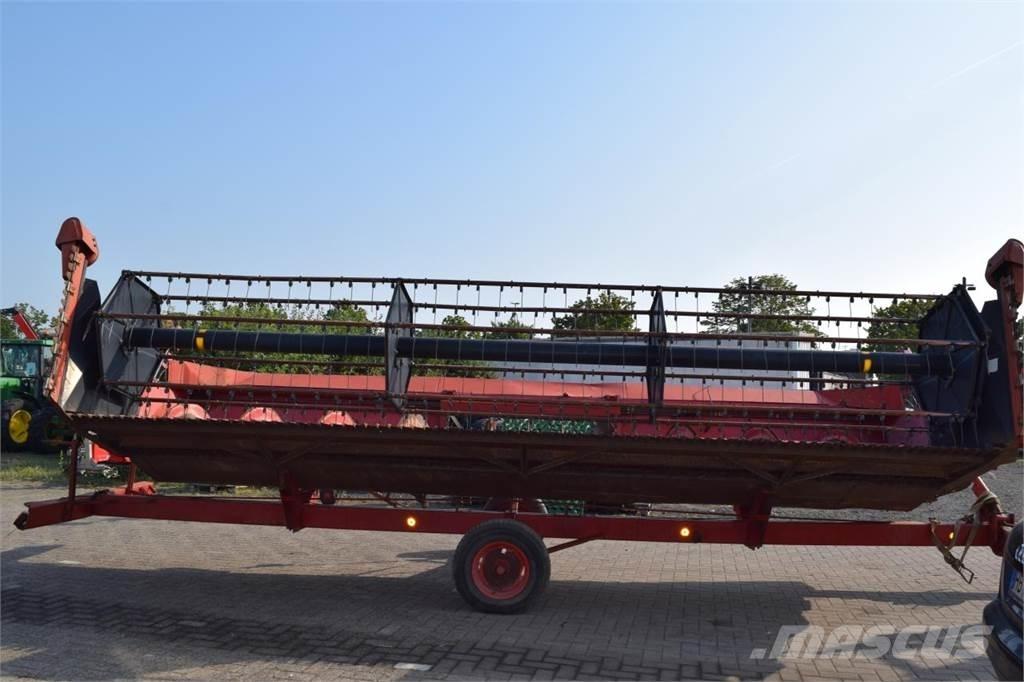 Case IH 1680 Axial Ražas novākšanas kombaini