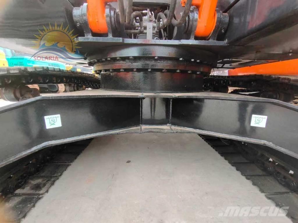 Hitachi ZX 200 Kāpurķēžu ekskavatori