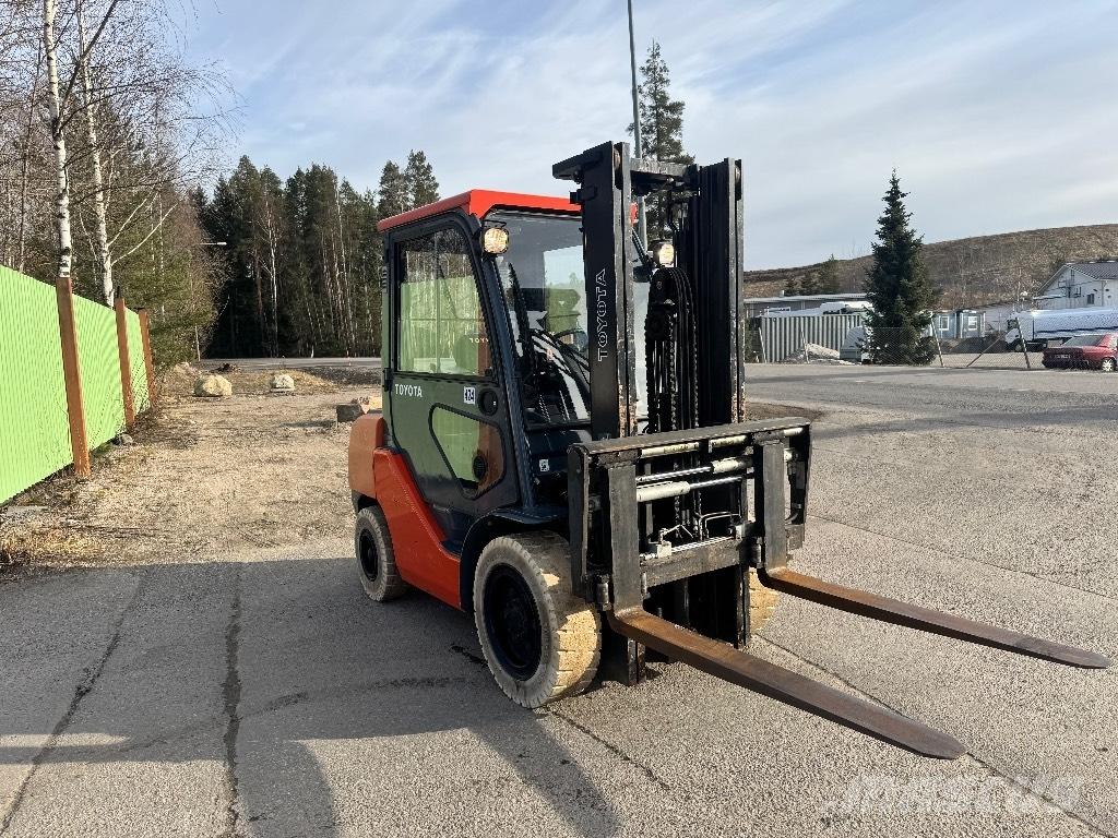 Toyota 02-8 FDF 30 Tehnika ar dīzeļa dzinēju