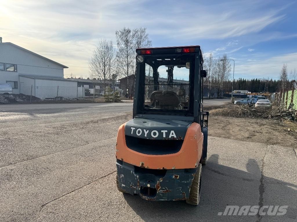 Toyota 02-8 FDF 30 Tehnika ar dīzeļa dzinēju