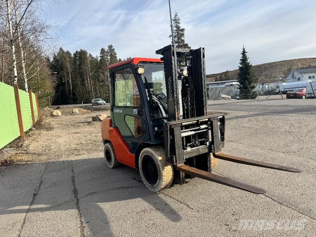 Toyota 02-8 FDF 30 Tehnika ar dīzeļa dzinēju