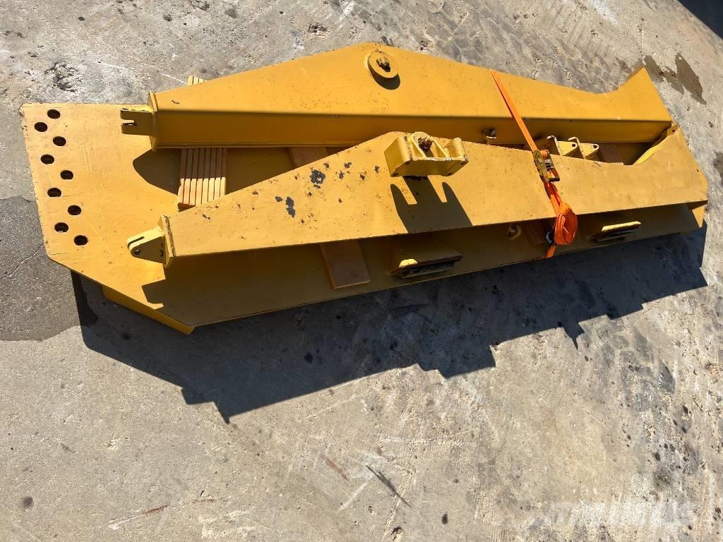 CAT TAILGATE CAT 735 Kravas aizsargi