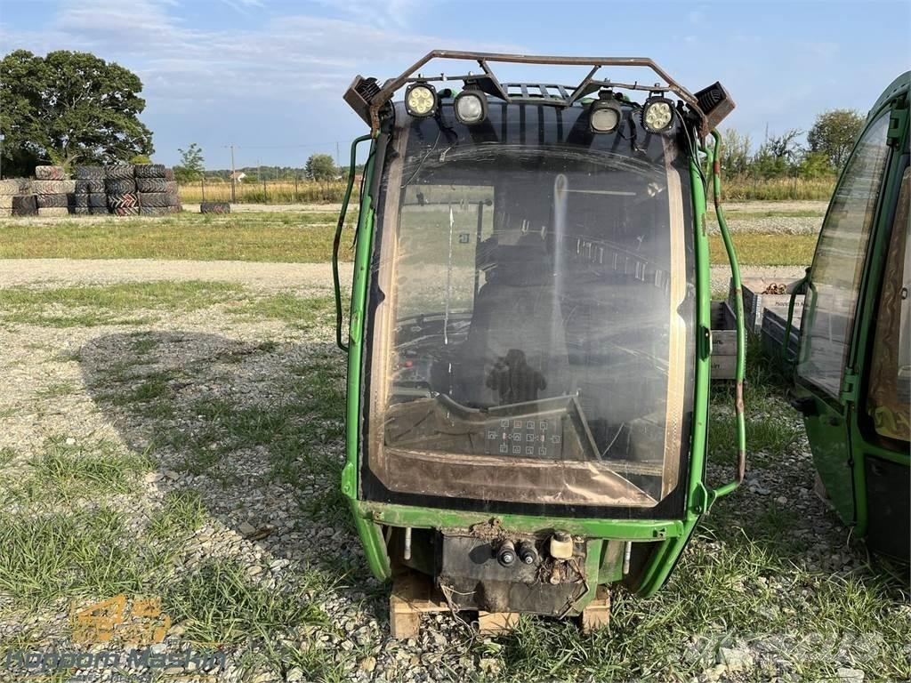 John Deere 1010E Kabīnes un interjers