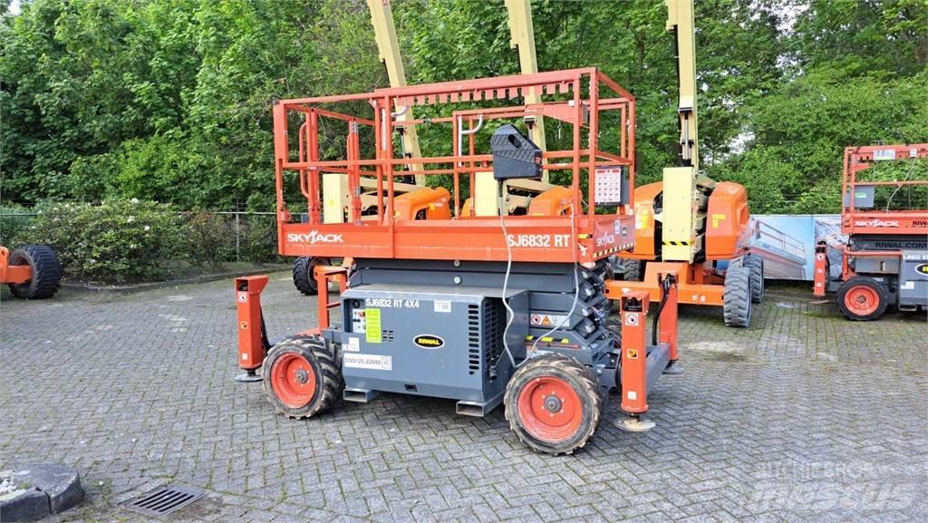 SkyJack 6832RT Šķerveida pacēlāji