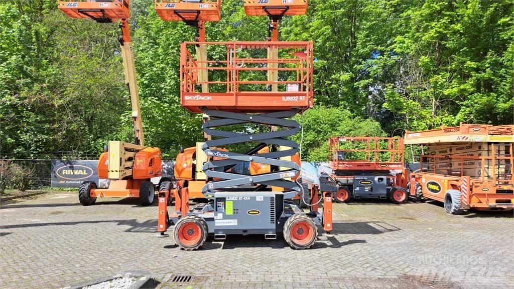 SkyJack 6832RT Šķerveida pacēlāji