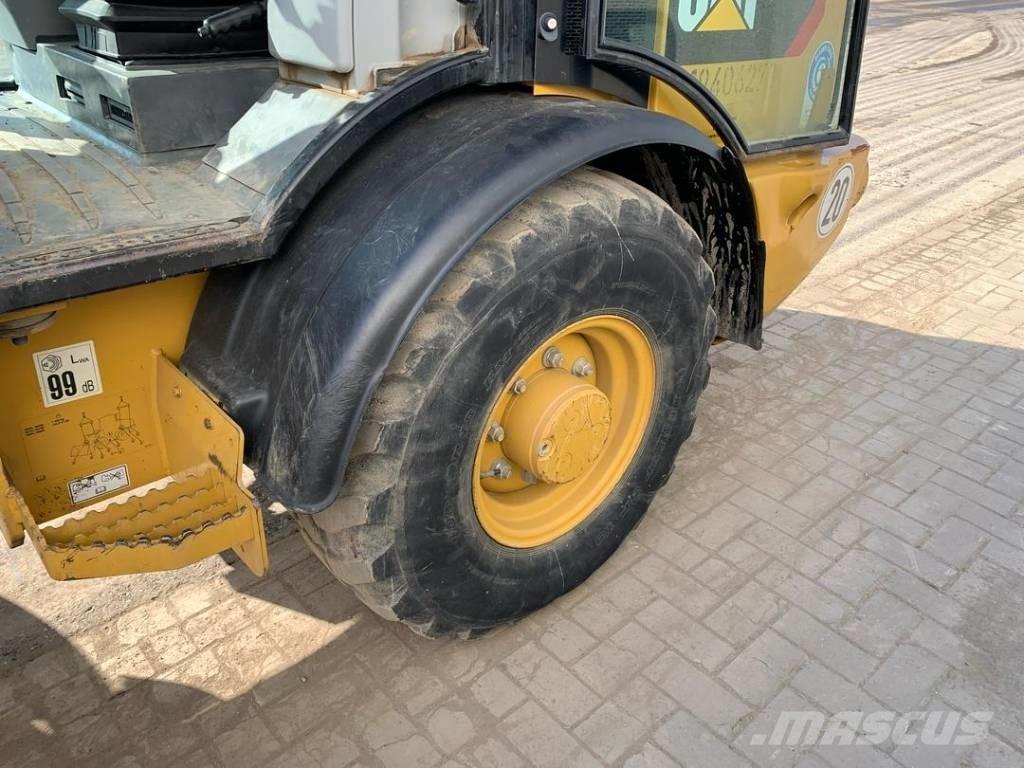 CAT 906 Iekrāvēji uz riteņiem