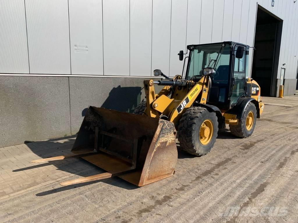 CAT 906 Iekrāvēji uz riteņiem