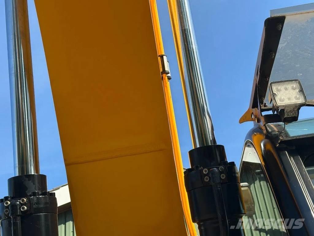 JCB JS220LC plus Kāpurķēžu ekskavatori