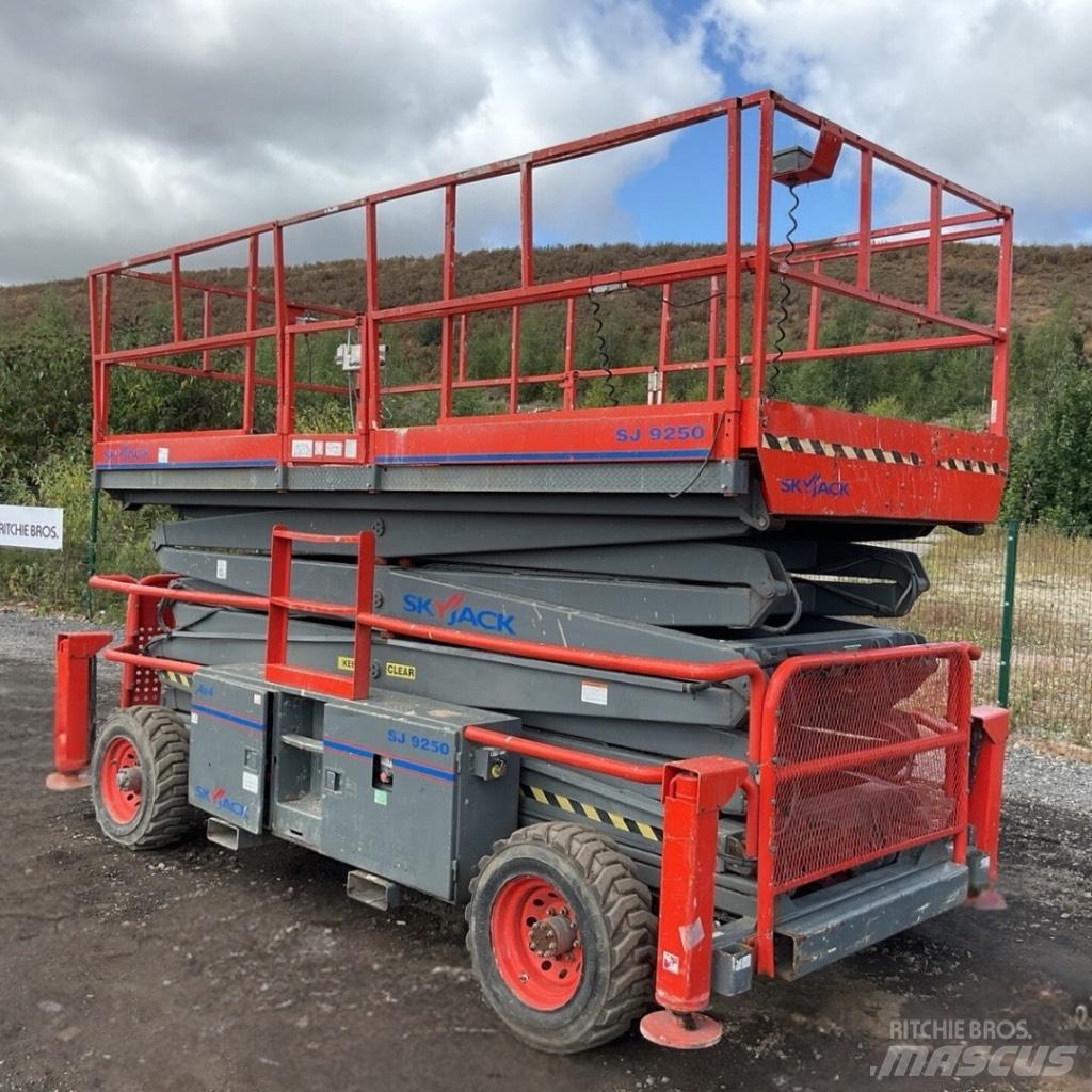SkyJack SJ 9250 RT Šķerveida pacēlāji