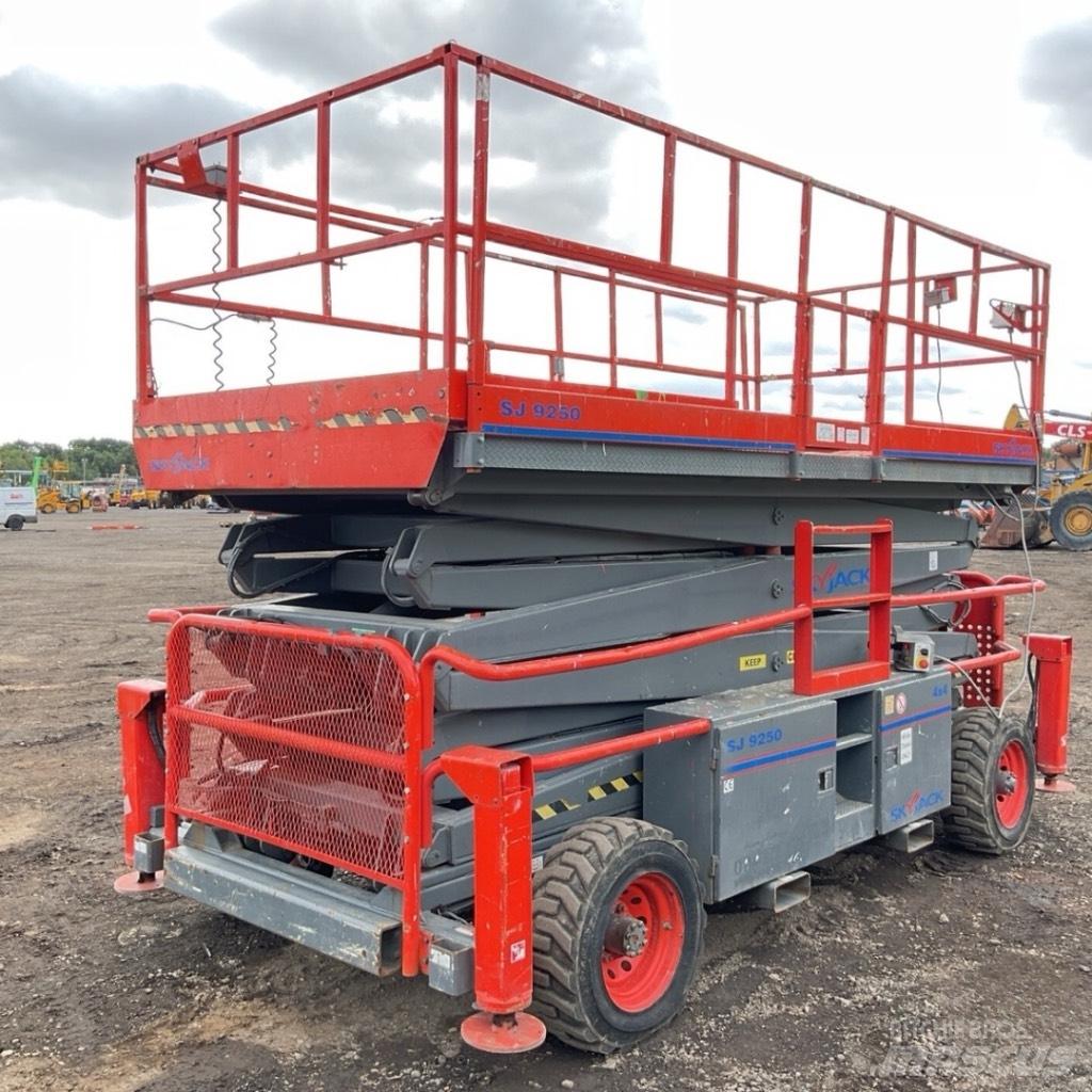 SkyJack SJ 9250 RT Šķerveida pacēlāji