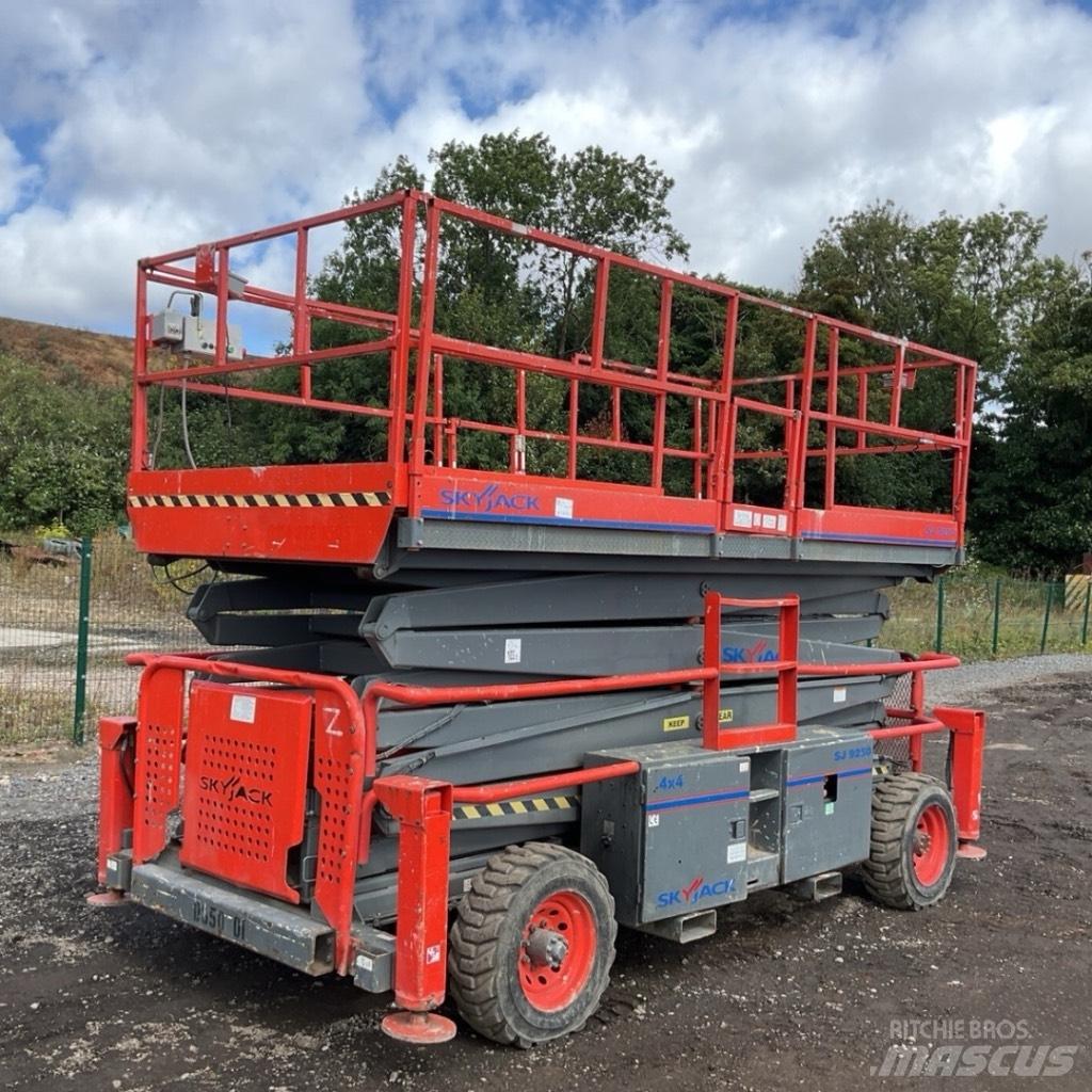 SkyJack SJ 9250 RT Šķerveida pacēlāji