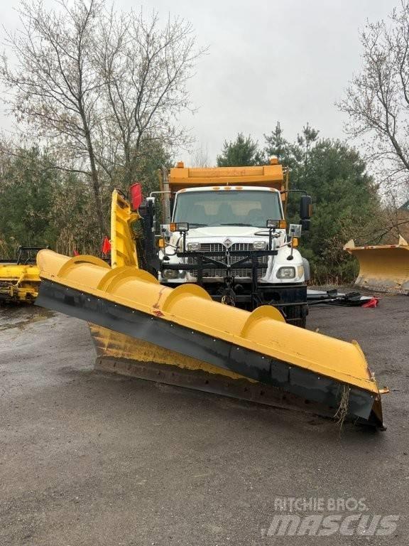 International 7400 Sniega naži un tīrītāji