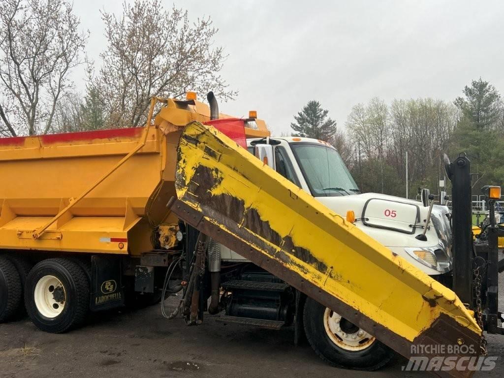 International 7400 Sniega naži un tīrītāji