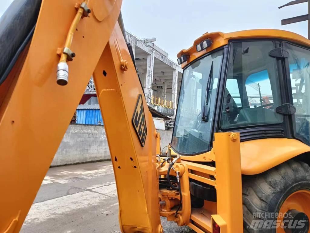 JCB 3 CX Ekskavatori uz riteņiem