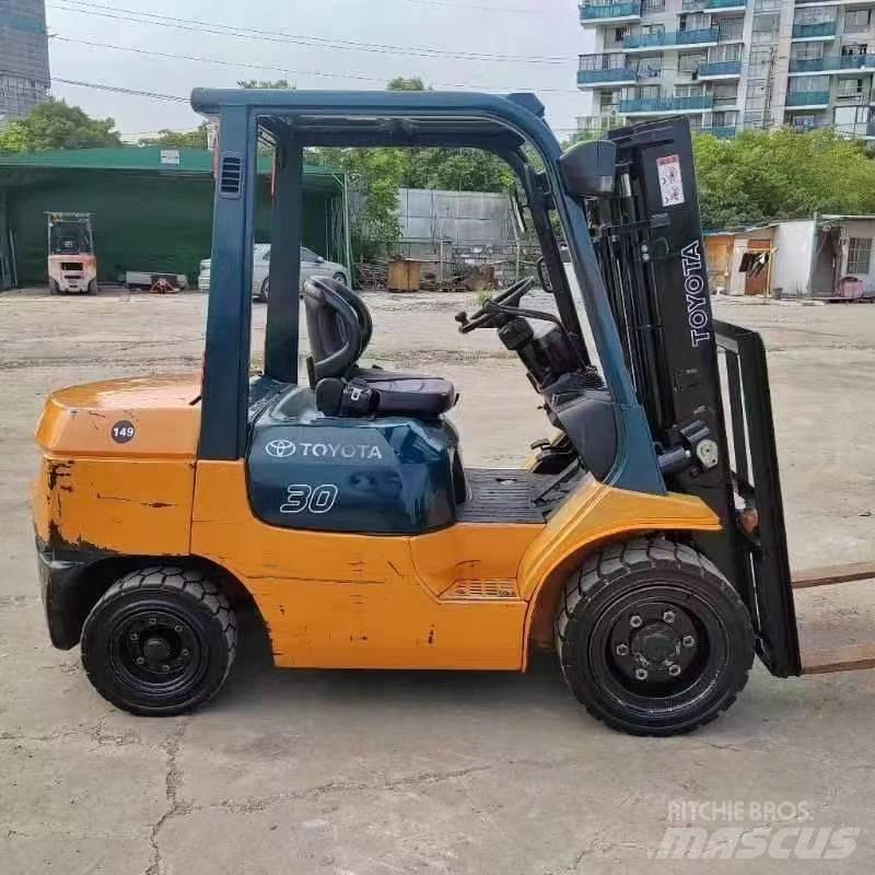 Toyota FD 30 Tehnika ar dīzeļa dzinēju