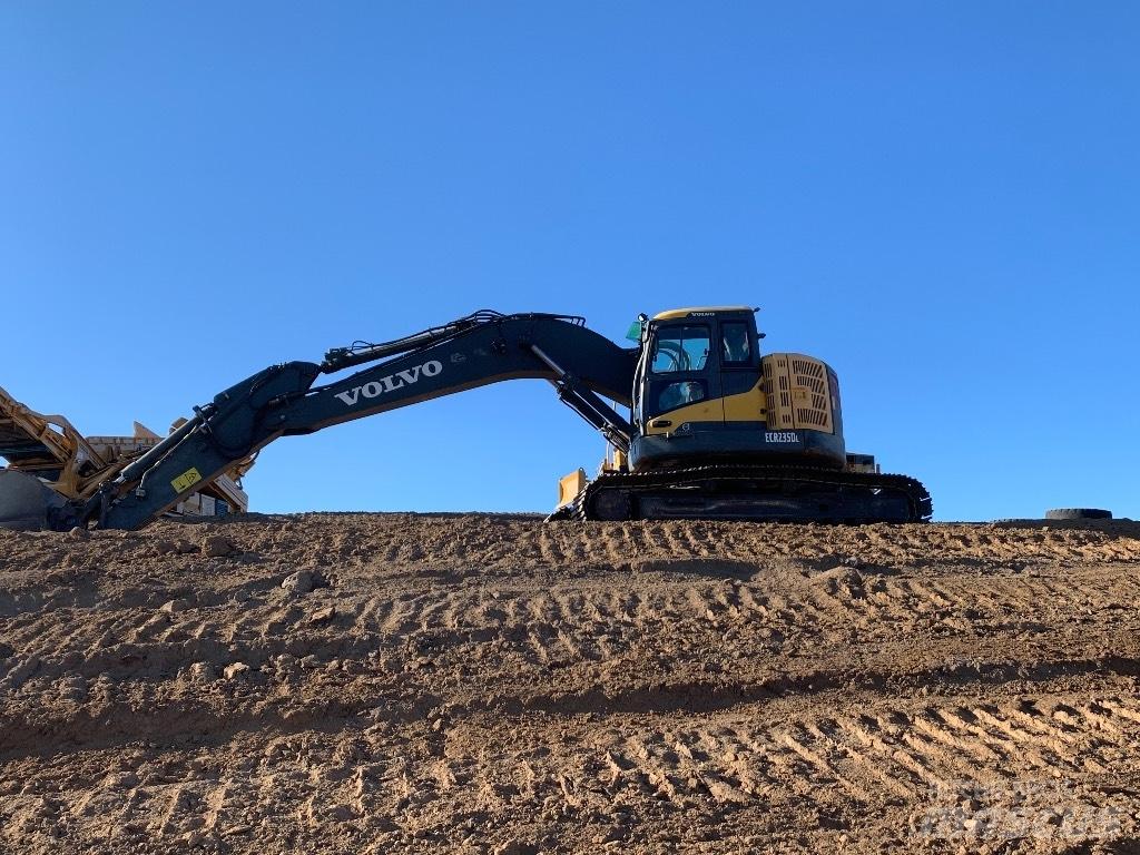 Komatsu 138 us -8 Kāpurķēžu ekskavatori