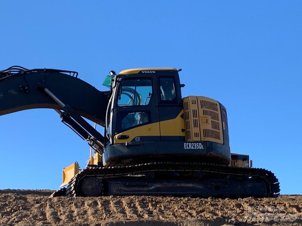 Komatsu 138 us -8 Kāpurķēžu ekskavatori
